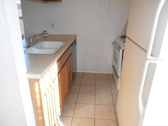 Building Photo - Cute 2/1 - Great area close to TTU!
