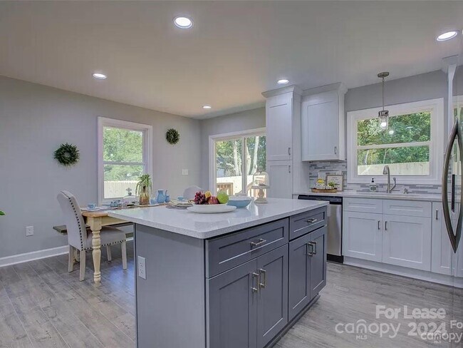 Building Photo - 1208 Fontana Ave