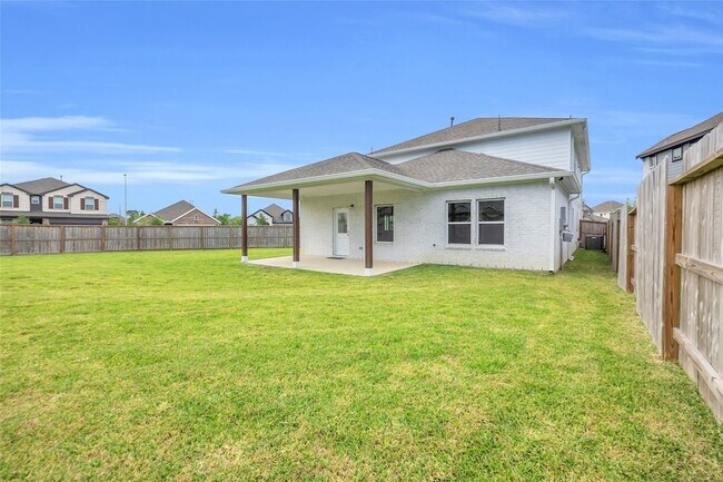 Building Photo - 15100 Crown Mnr Dr