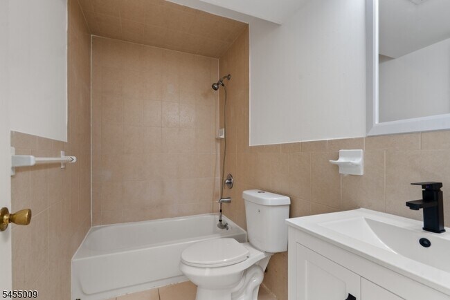 Building Photo - 49 Seabury St