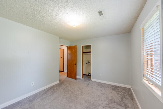 Building Photo - 2301 Winchester Dr