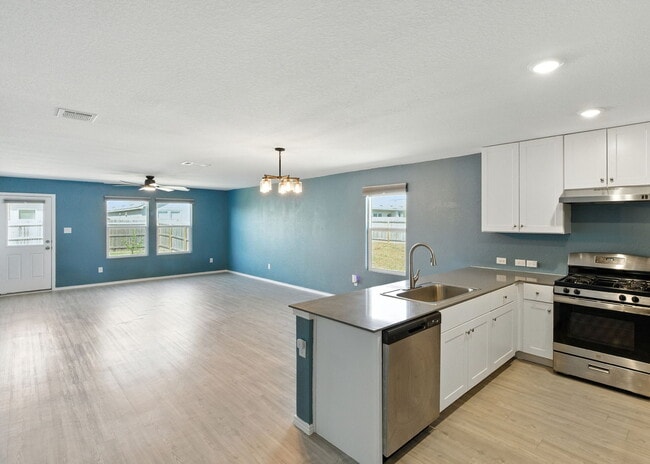 Building Photo - "Charming 3-Bed, 2-Bath Retreat in New Bra...