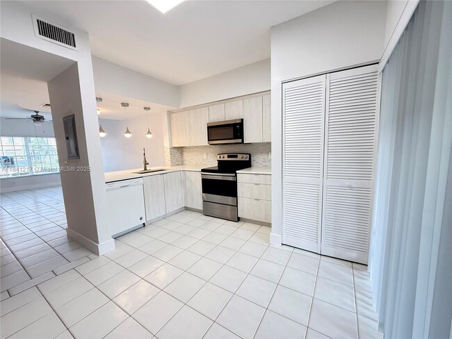 Building Photo - 16736 Hemingway Dr