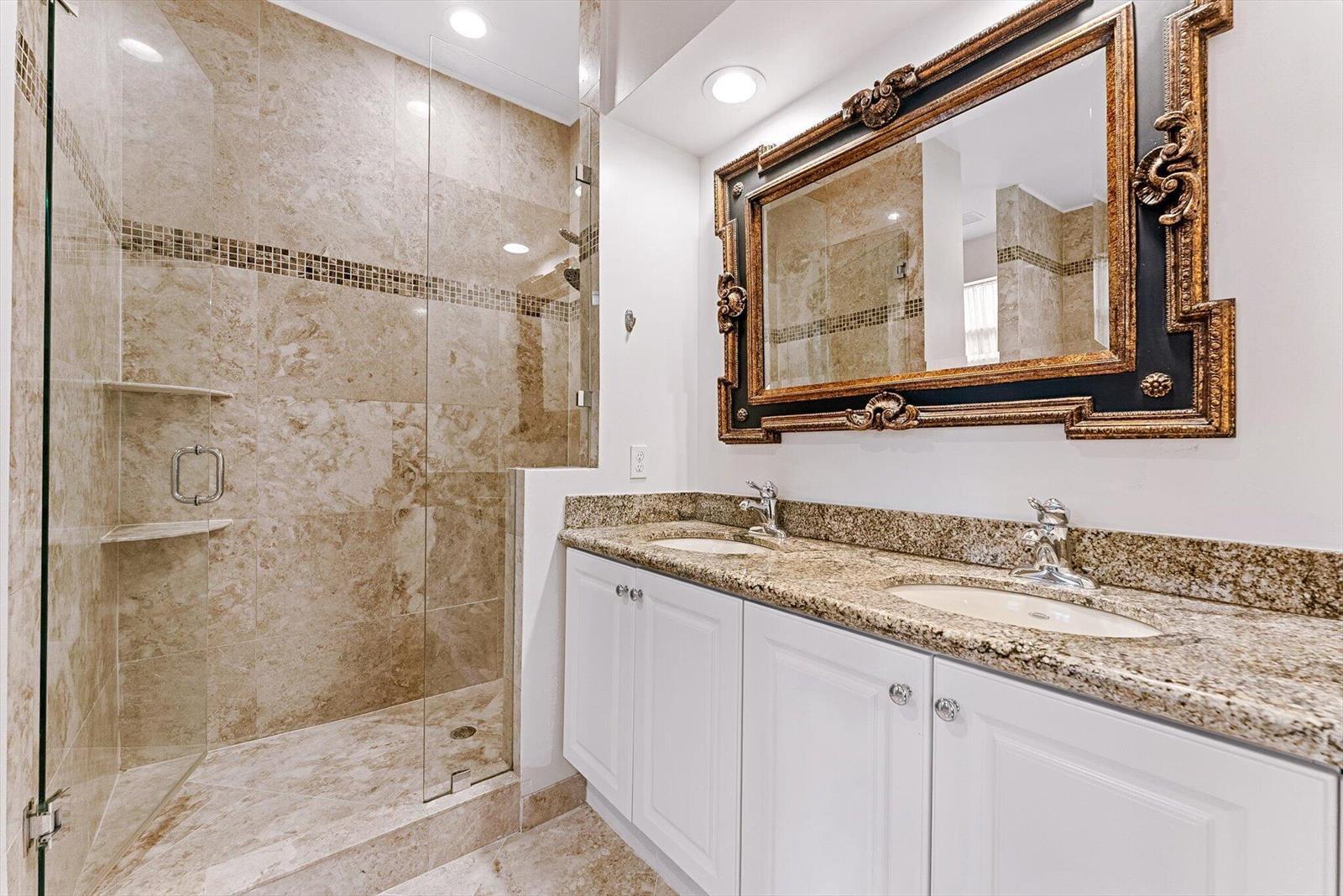 Building Photo - 6884 Julia Gardens Dr