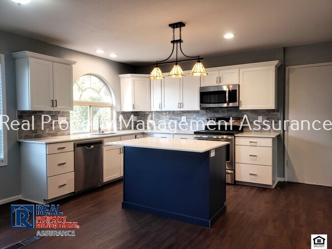 Building Photo - 324 SW Frenwood Way