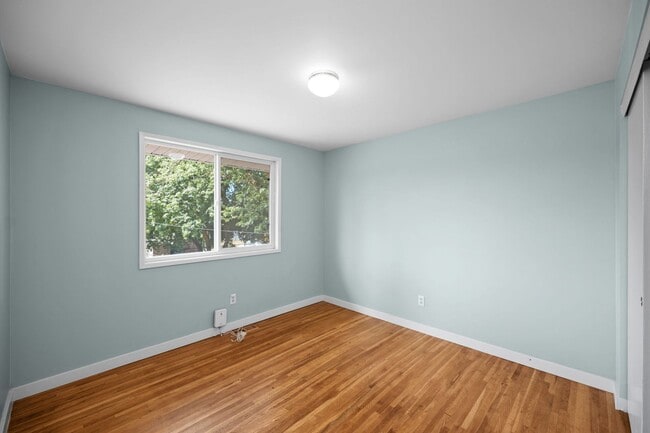 Building Photo - 4 Bedroom Northeast Spokane Home - Availab...