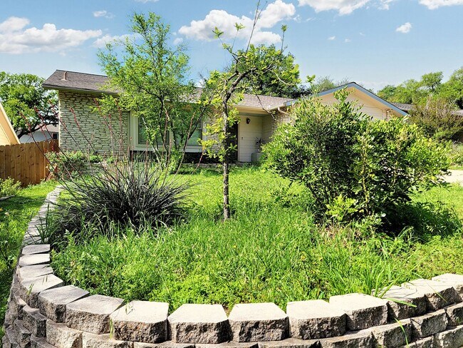 Building Photo - 3/BR 2/BA Single-Level Home with Sunroom a...
