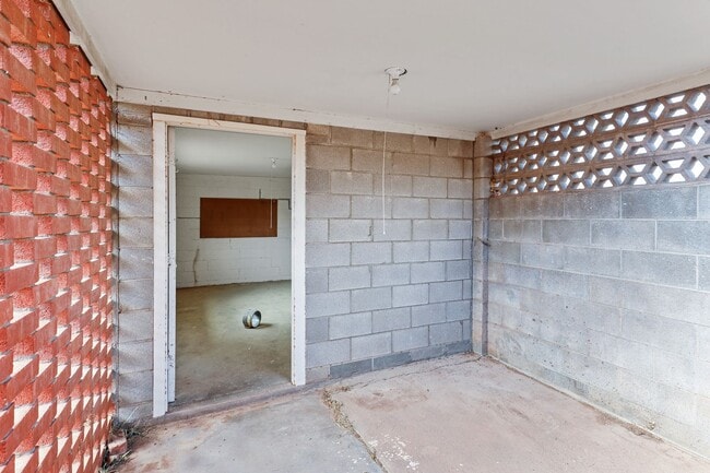 Building Photo - 3 Bedroom 2 Bath Conveniently Located House!