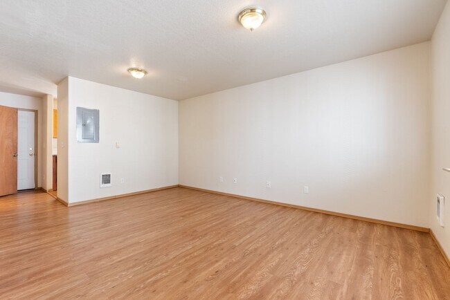 Building Photo - Spacious 2-Bedroom Townhome in SE Portland