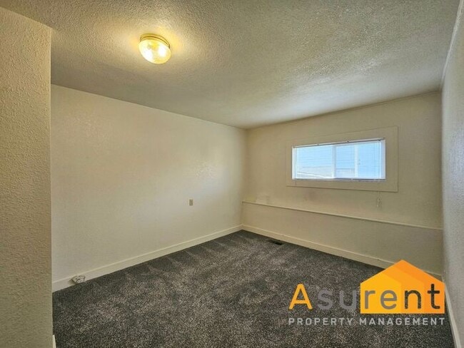 Building Photo - Charming 3-bedroom, 2-bathroom Home: Utili...