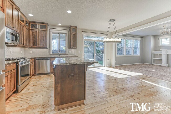 Building Photo - Stylish Beaverton Home with Built-ins, Open Layout & Private Backyard