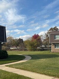 Building Photo - 3 Bedroom 2 1/2 Bath Townhome