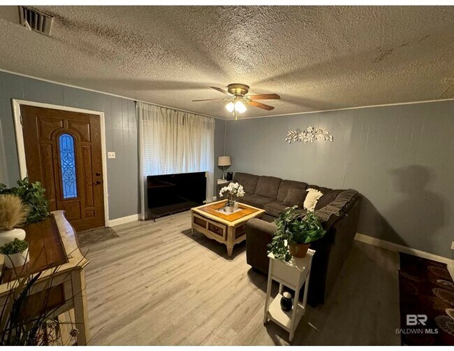 Building Photo - Charming 3 Bedroom 2 Bath in Berkshire Hills- First Month Rent is Half Off!!