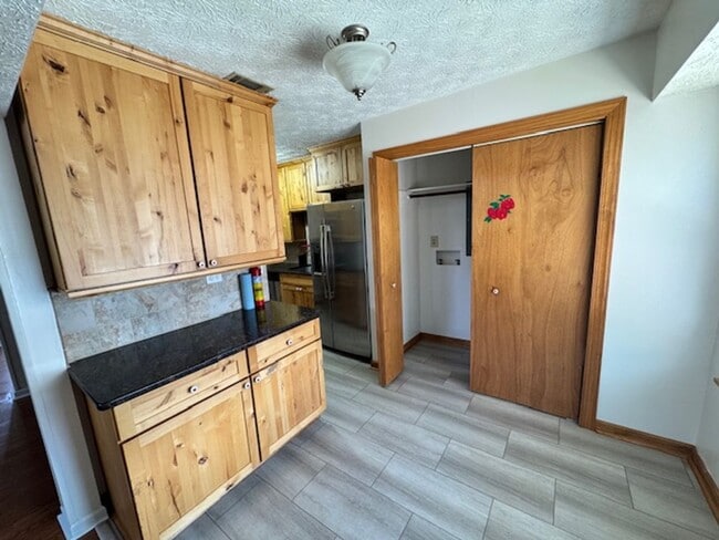 Building Photo - 105 N Lake Dr