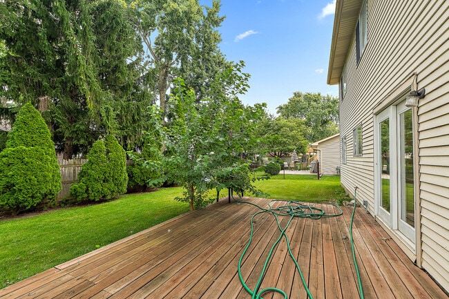 Building Photo - 320 Thistle Dr