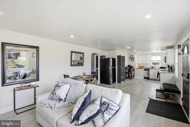 Building Photo - 1058 St Joseph St