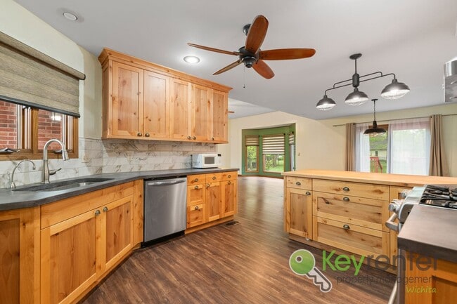 Building Photo - Beautiful 4 bed/3 bath with golf course vi...