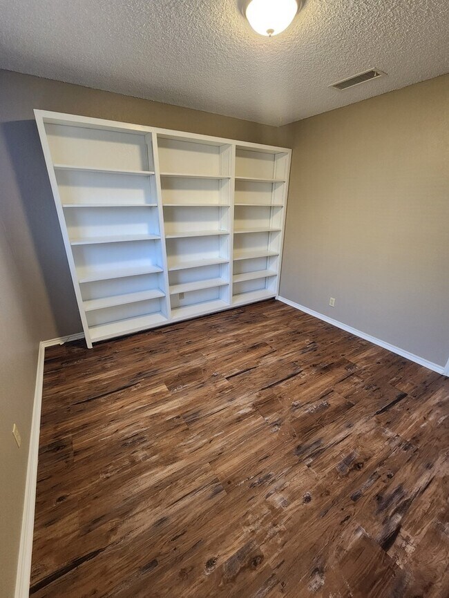 Building Photo - 3 bed 2 bath 2 car garage!