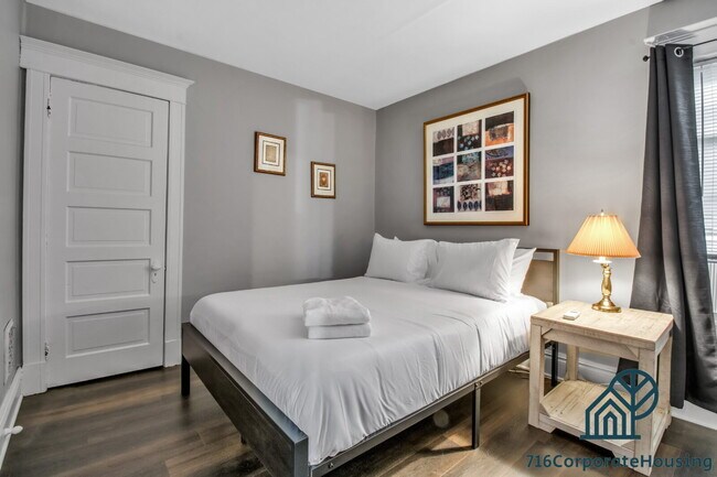 Building Photo - Furnished 3-Bedroom Upper Apartment on Bird Ave