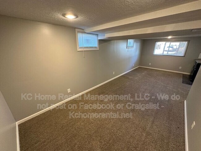 Building Photo - 1201 Golfview Dr