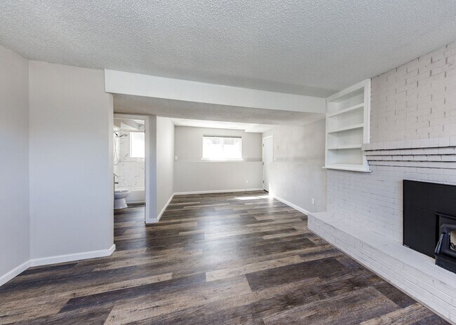Building Photo - Charming 3 Bed Home Centrally located, Lar...