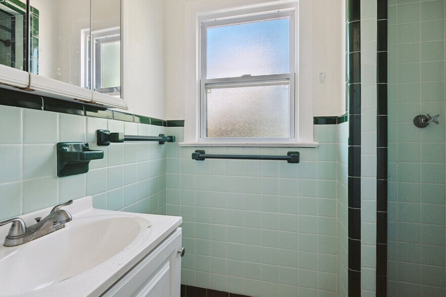 Building Photo - 1919 12th Ave W