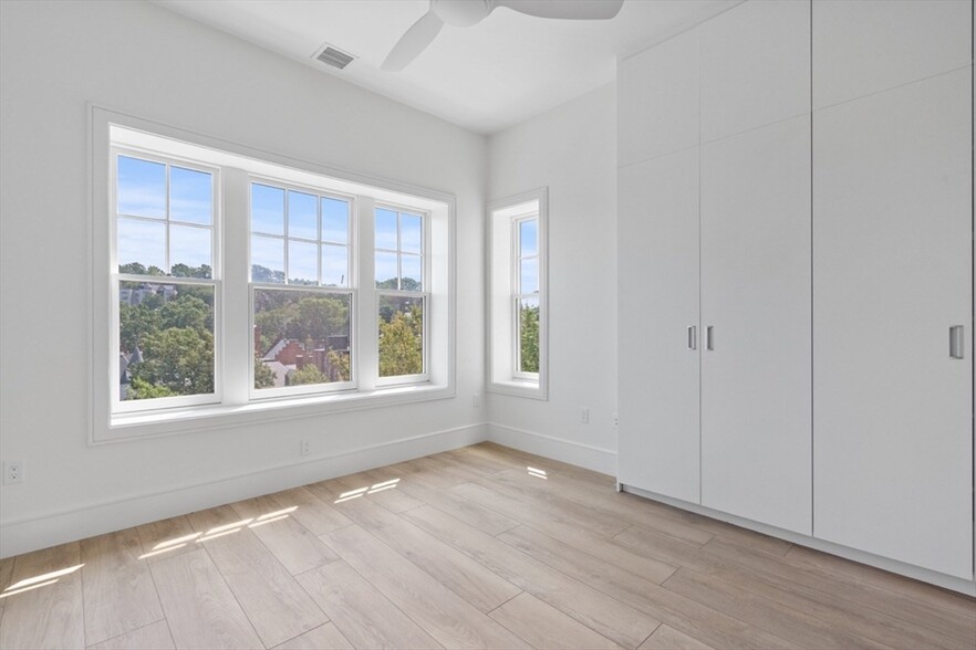 Building Photo - 1572 Beacon St
