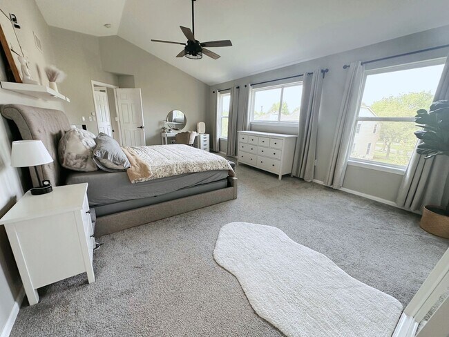 Building Photo - Updated 5 bedroom Kenosha home