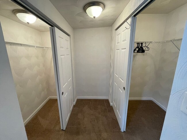 Building Photo - Charming 5-Bedroom Home with Fenced Yard i...