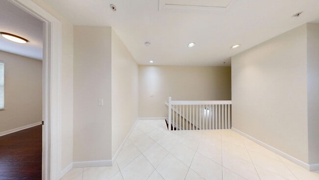 Building Photo - 4 Bed/3.5 Bath Townhome w/2 Car Garage in Pet Friendly Gated Community! ** Water/Cable/Internet I...