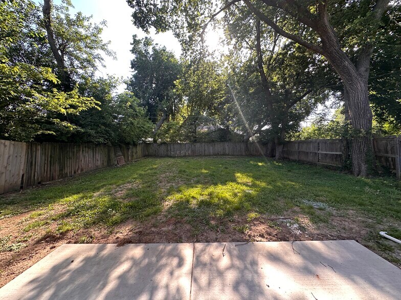 Building Photo - 847 N Terrace Dr
