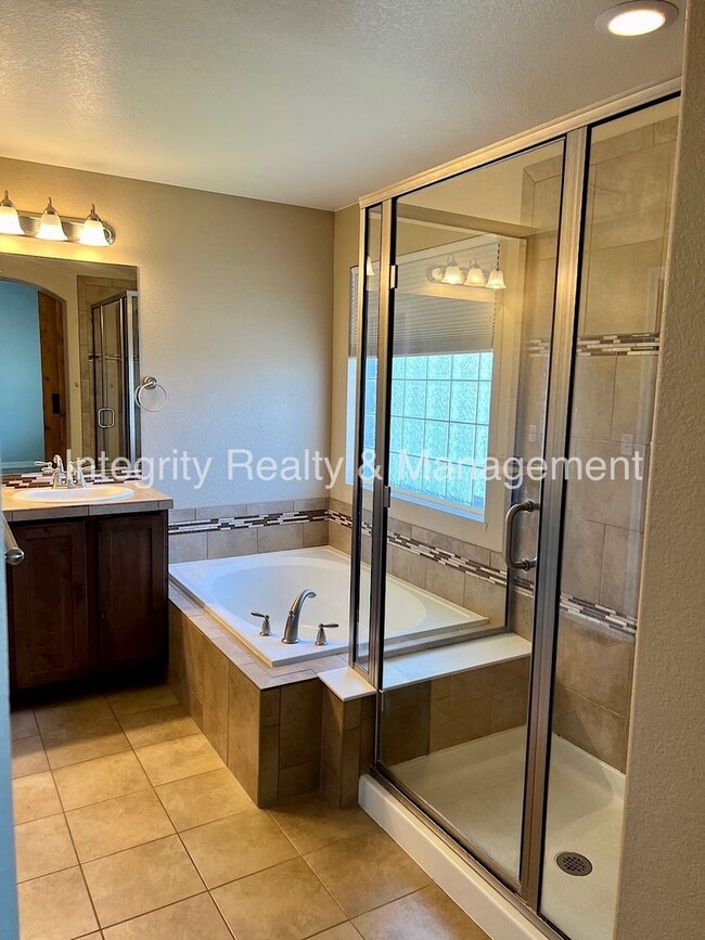 Building Photo - 6407 S Oak Hill Cir