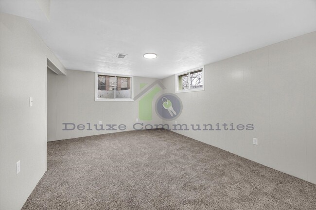 Building Photo - Spacious 4 Bedroom- With Extra room! New Remodel!