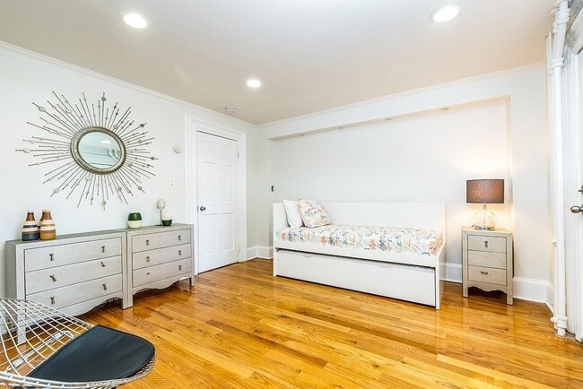 Building Photo - 325 Montgomery St