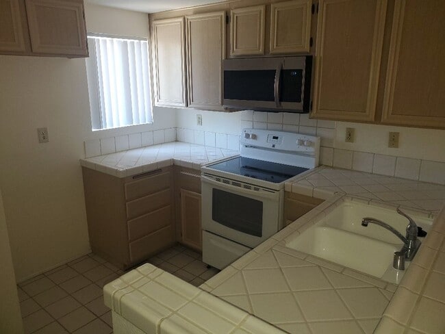 Building Photo - 2 Bedroom - 2.5 Bathroom Condo in gated co...