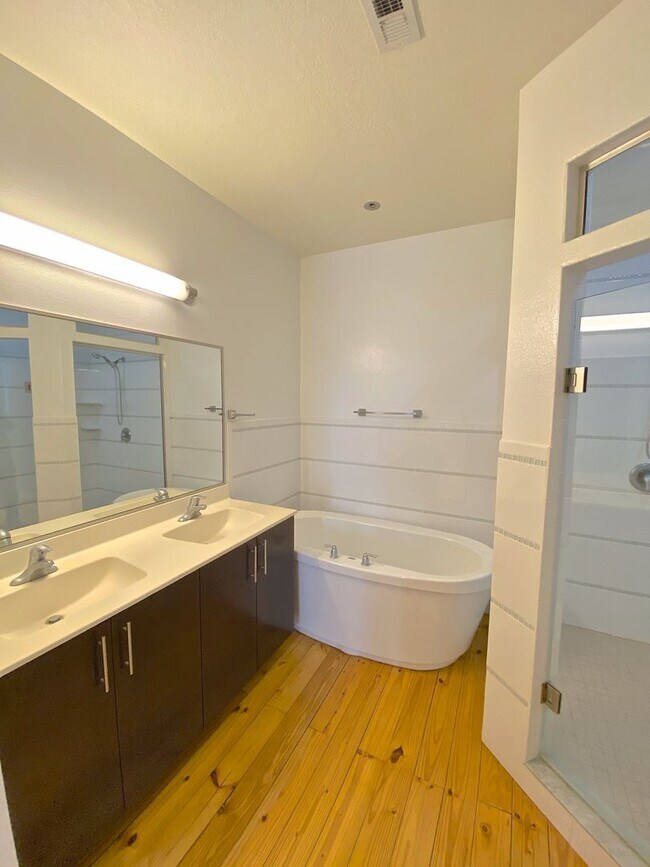 Building Photo - Stunning and Unique Luxury Town Home for R...