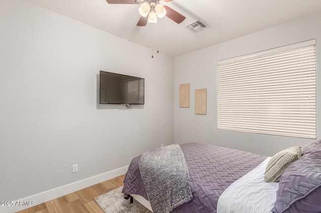Building Photo - 3725 E Meadowview Dr