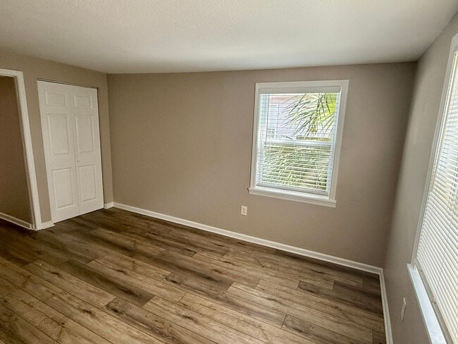 Building Photo - Beautiful 3/1 in Clearwater Available Now!