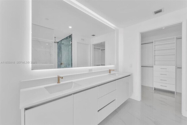 Building Photo - 700 NE 24th St