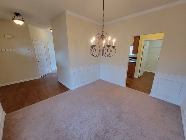 Building Photo - 4 bed, 2.5 Bath Home Available in Chartwel...