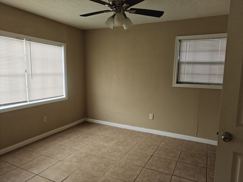 Building Photo - 2115 Raspberry Ln
