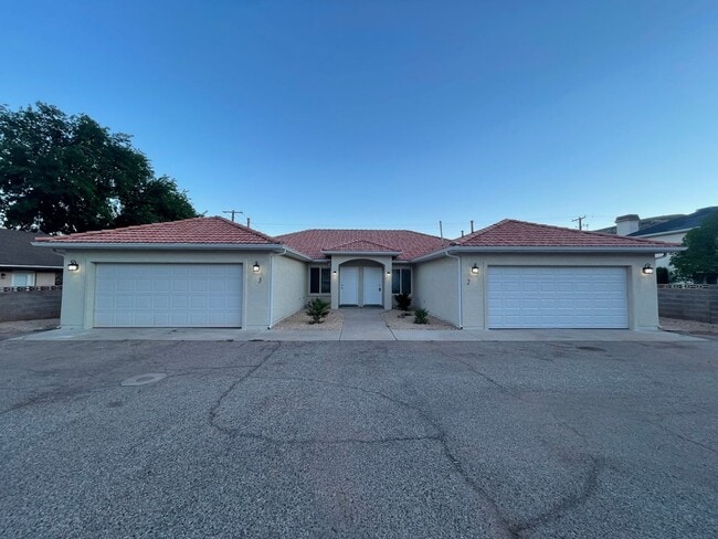 Building Photo - 3 Bedroom Duplex!!
