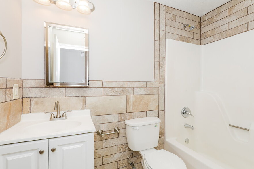 Building Photo - 476 Spring Dr