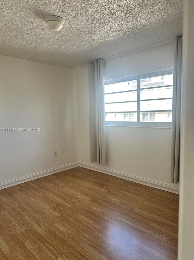 Building Photo - 1150 Collins Ave