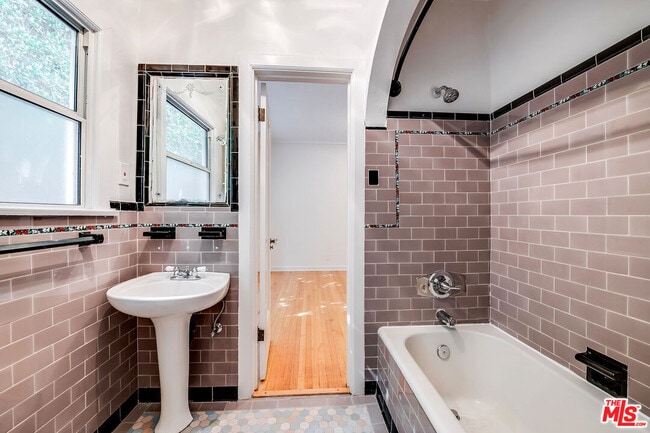 Building Photo - 1217 S Genesee Ave