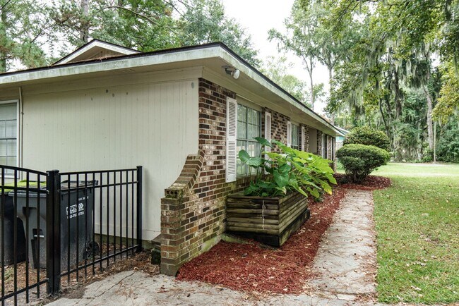 Building Photo - Beautiful 4 bedroom in the heart of Mossy ...