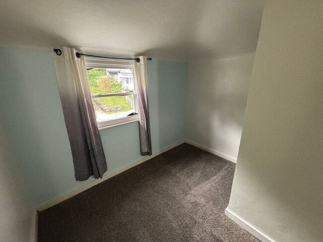 Building Photo - Quaint home with flexible layout, updated ...