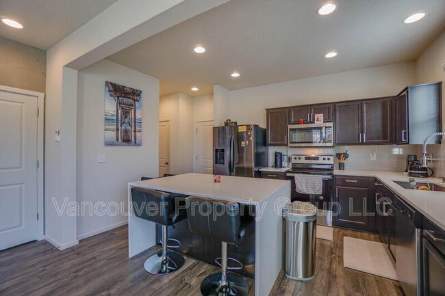 Building Photo - 2001 NE 4 Seasons Ln