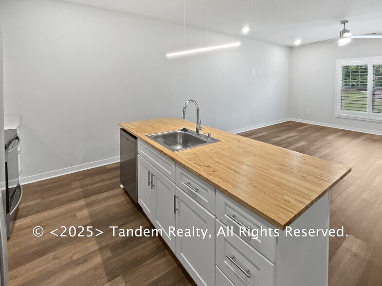 Building Photo - 3647 Hydes Ferry Rd