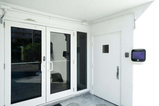 Building Photo - 800 E Camino Real